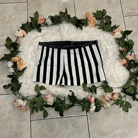 FOREVER 21- HIGHWAISTED SHORTS - Picture 4 of 6